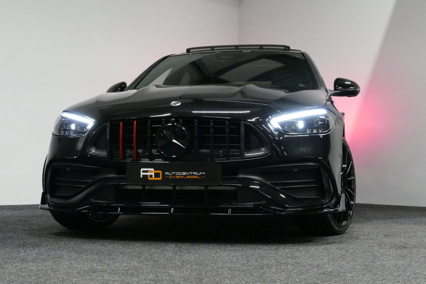 Mercedes-Benz C-Klasse 300 e AMG Line / C63s AMG Diffuser / Brabus look Grille / Panoramadak / Elektr. verstelbare voorstoelen + memory / Digital Light (Laser) / Ambienteverlichting / Stoelverwarming / Apple Carplay - Android Auto / Achteruitrijcamera / Dodehoek detectie / 20''