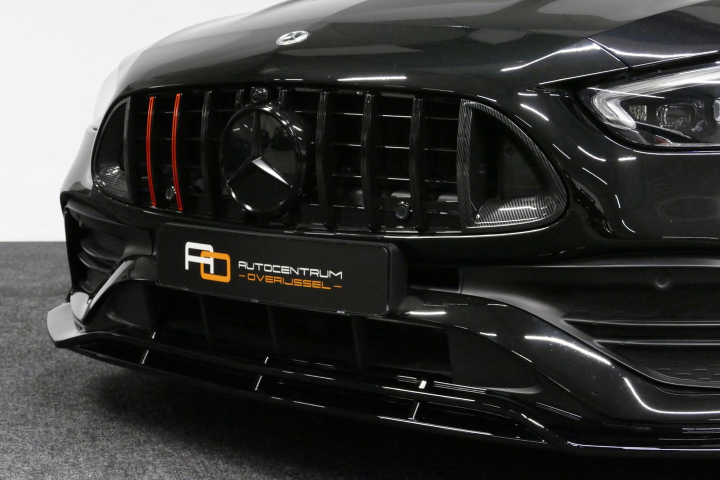 Mercedes-Benz C-Klasse 300 e AMG Line / C63s AMG Diffuser / Brabus look Grille / Panoramadak / Elektr. verstelbare voorstoelen + memory / Digital Light (Laser) / Ambienteverlichting / Stoelverwarming / Apple Carplay - Android Auto / Achteruitrijcamera / Dodehoek detectie / 20''