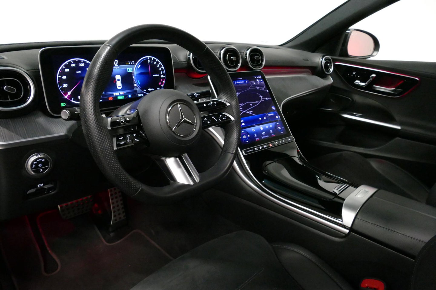 Mercedes-Benz C-Klasse 300 e AMG Line / C63s AMG Diffuser / Brabus look Grille / Panoramadak / Elektr. verstelbare voorstoelen + memory / Digital Light (Laser) / Ambienteverlichting / Stoelverwarming / Apple Carplay - Android Auto / Achteruitrijcamera / Dodehoek detectie / 20''