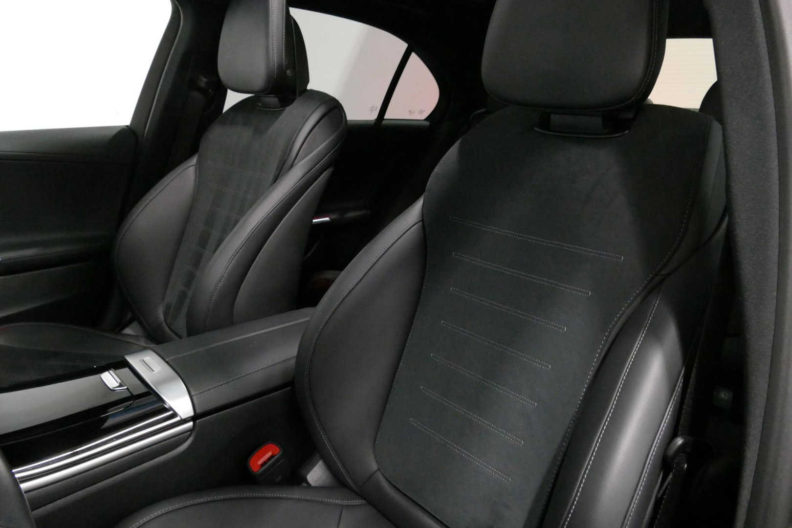 Mercedes-Benz C-Klasse 300 e AMG Line / C63s AMG Diffuser / Brabus look Grille / Panoramadak / Elektr. verstelbare voorstoelen + memory / Digital Light (Laser) / Ambienteverlichting / Stoelverwarming / Apple Carplay - Android Auto / Achteruitrijcamera / Dodehoek detectie / 20''