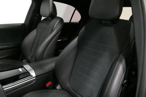 Mercedes-Benz C-Klasse 300 e AMG Line / C63s AMG Diffuser / Brabus look Grille / Panoramadak / Elektr. verstelbare voorstoelen + memory / Digital Light (Laser) / Ambienteverlichting / Stoelverwarming / Apple Carplay - Android Auto / Achteruitrijcamera / Dodehoek detectie / 20''
