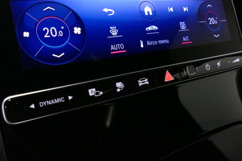 Mercedes-Benz C-Klasse 300 e AMG Line / C63s AMG Diffuser / Brabus look Grille / Panoramadak / Elektr. verstelbare voorstoelen + memory / Digital Light (Laser) / Ambienteverlichting / Stoelverwarming / Apple Carplay - Android Auto / Achteruitrijcamera / Dodehoek detectie / 20''
