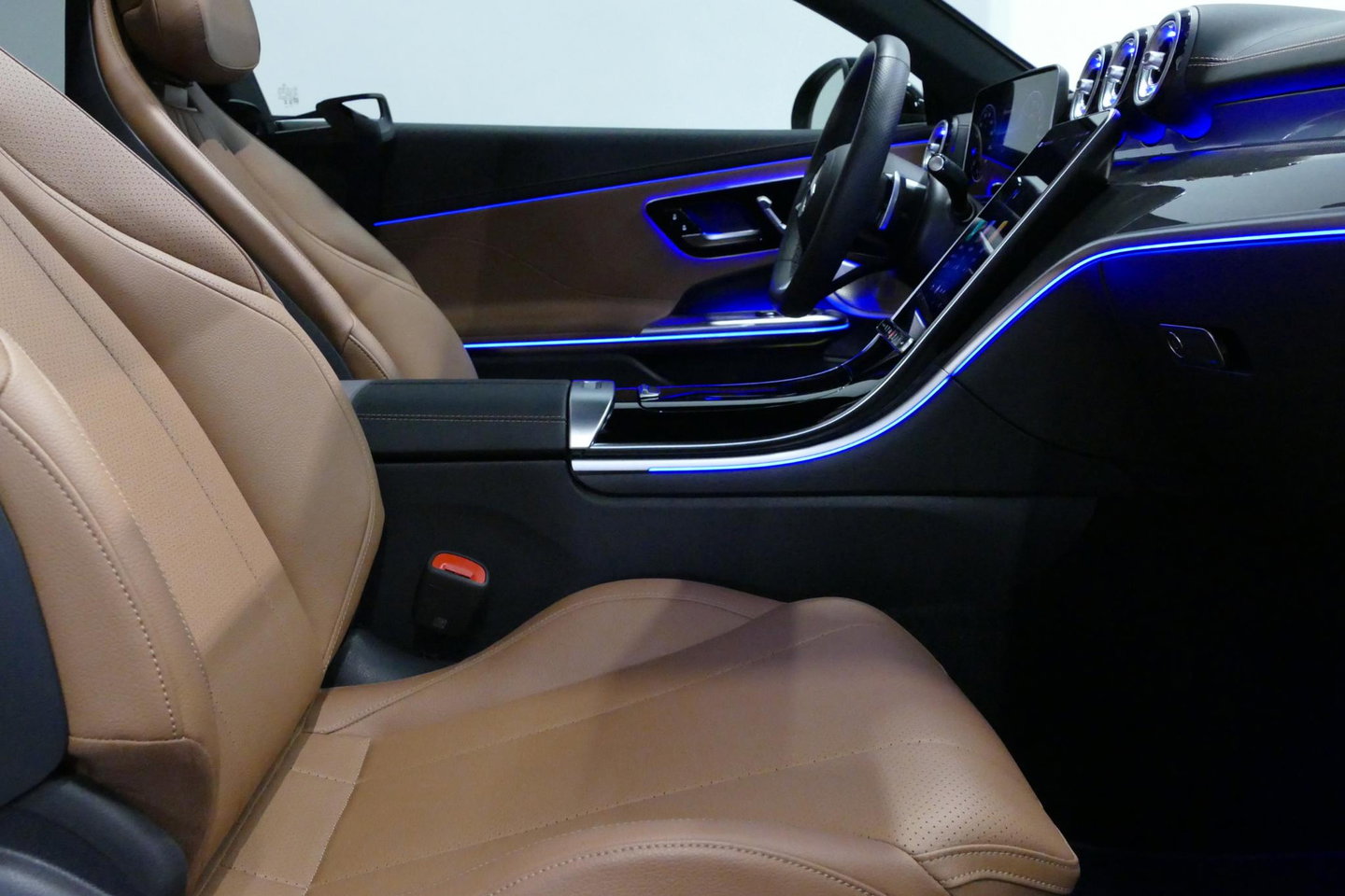 Mercedes-Benz CLE Coupé 300 e AMG Line / Maxton Design Bodykit V.2 / Panoramadak / Elektr. verstelbare voorstoelen + memory / Burmester Surround Sound / Digital Light / Trekhaak (zwenkbaar) / Rondomzichtcamera / Ambienteverlichting / Apple Carplay - Android Auto / Stuurwie
