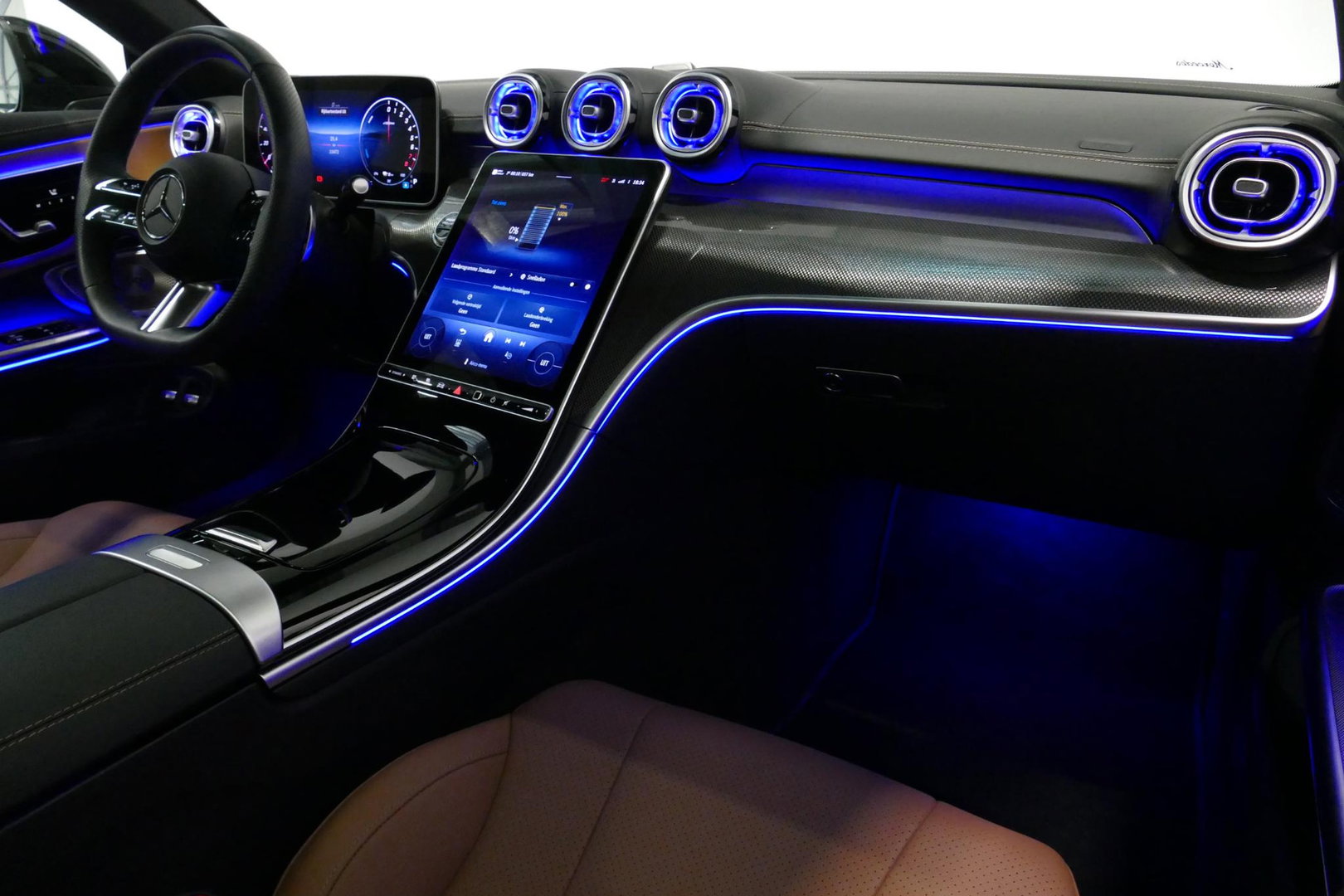 Mercedes-Benz CLE Coupé 300 e AMG Line / Maxton Design Bodykit V.2 / Panoramadak / Elektr. verstelbare voorstoelen + memory / Burmester Surround Sound / Digital Light / Trekhaak (zwenkbaar) / Rondomzichtcamera / Ambienteverlichting / Apple Carplay - Android Auto / Stuurwie