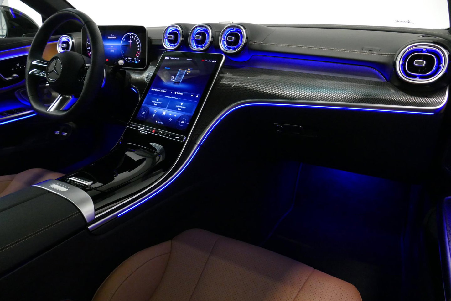 Mercedes-Benz CLE Coupé 300 e AMG Line / Maxton Design Bodykit V.2 / Panoramadak / Elektr. verstelbare voorstoelen + memory / Burmester Surround Sound / Digital Light / Trekhaak (zwenkbaar) / Rondomzichtcamera / Ambienteverlichting / Apple Carplay - Android Auto / Stuurwie
