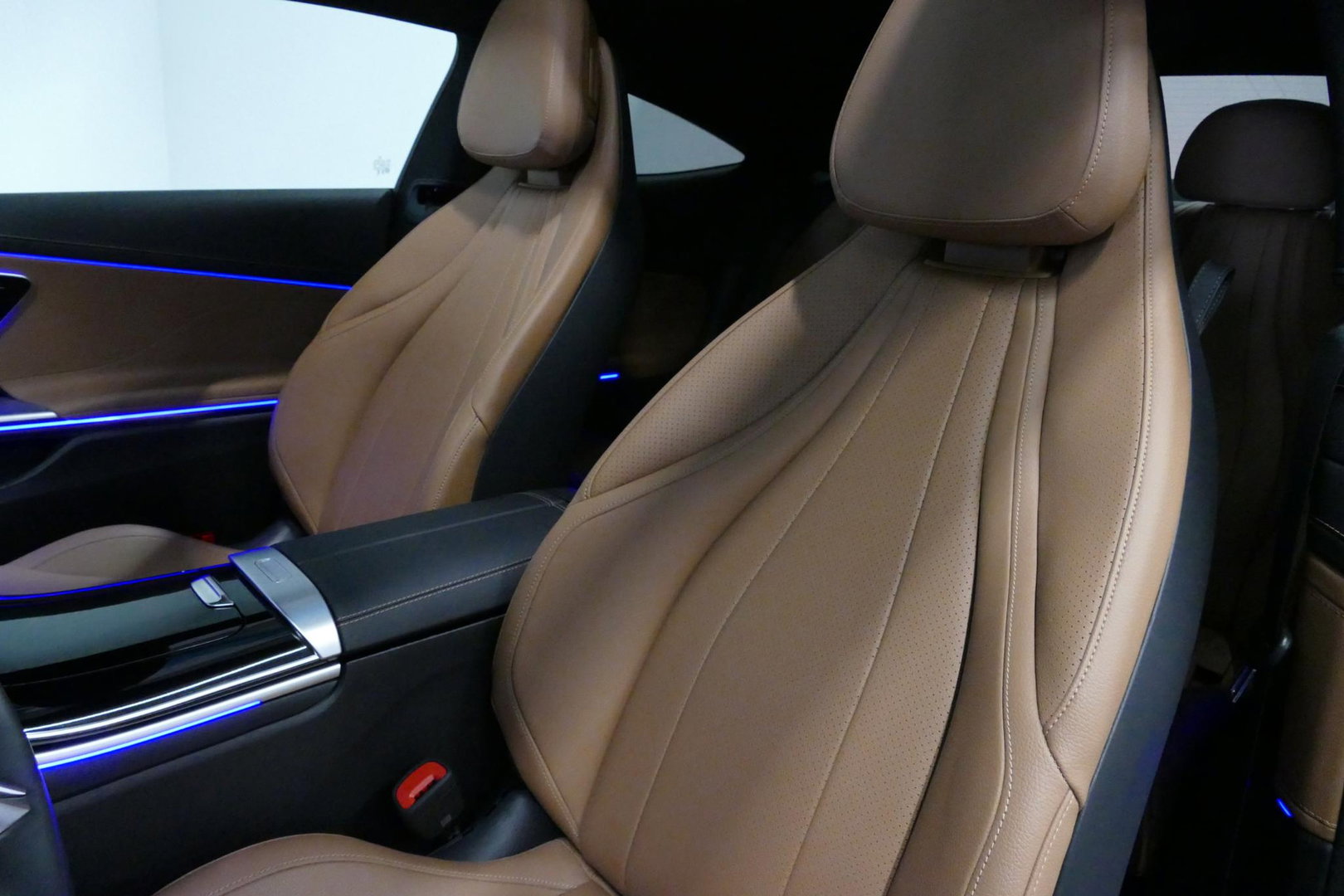 Mercedes-Benz CLE Coupé 300 e AMG Line / Maxton Design Bodykit V.2 / Panoramadak / Elektr. verstelbare voorstoelen + memory / Burmester Surround Sound / Digital Light / Trekhaak (zwenkbaar) / Rondomzichtcamera / Ambienteverlichting / Apple Carplay - Android Auto / Stuurwie