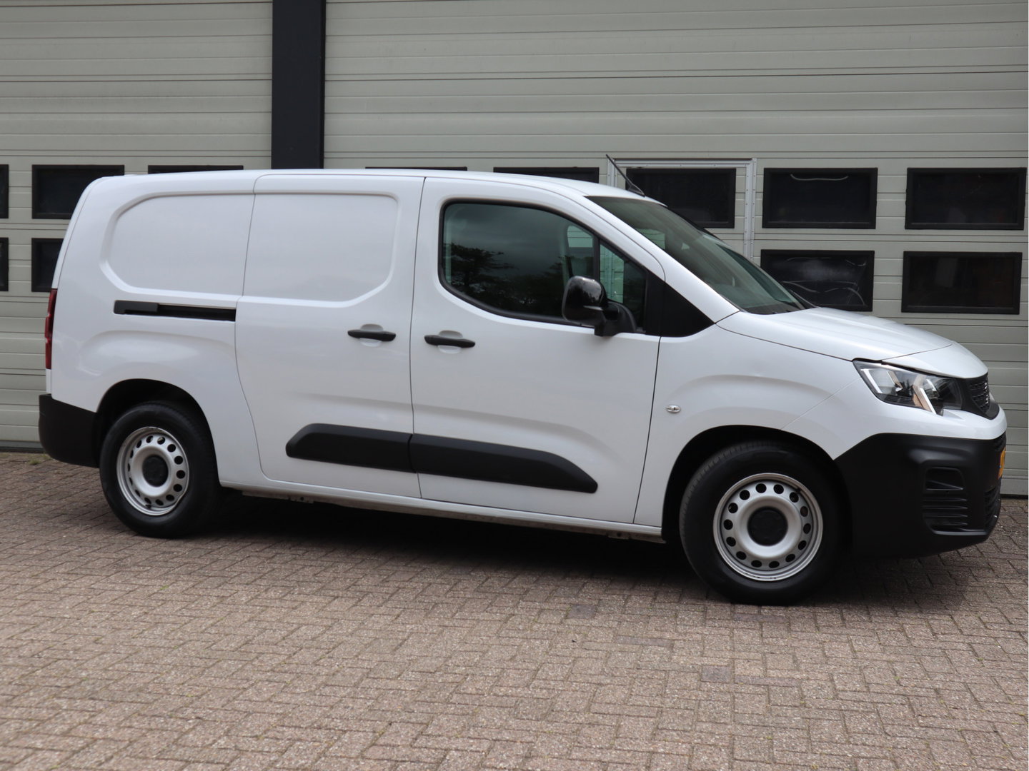 Peugeot e-Partner 50 kWh Lang L2 - Apple Carplay - Snelladen - Camera - 1e Eigenaar