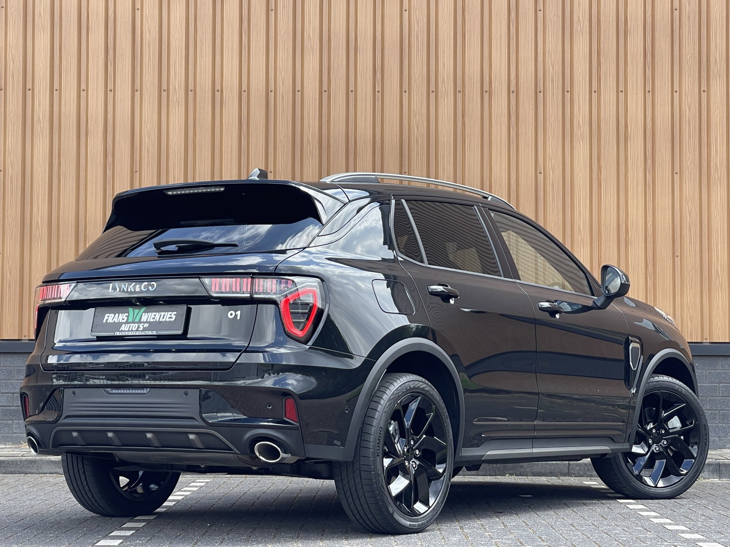Lynk & Co 01 1.5 | Optioneel Black Pakket | Panoramadak | Zwarte hemel | Adaptive Cruise Control | Keyless | Elektrische Bestuurdersstoel + Geheugen | Parkeersensoren | Apple Carplay |