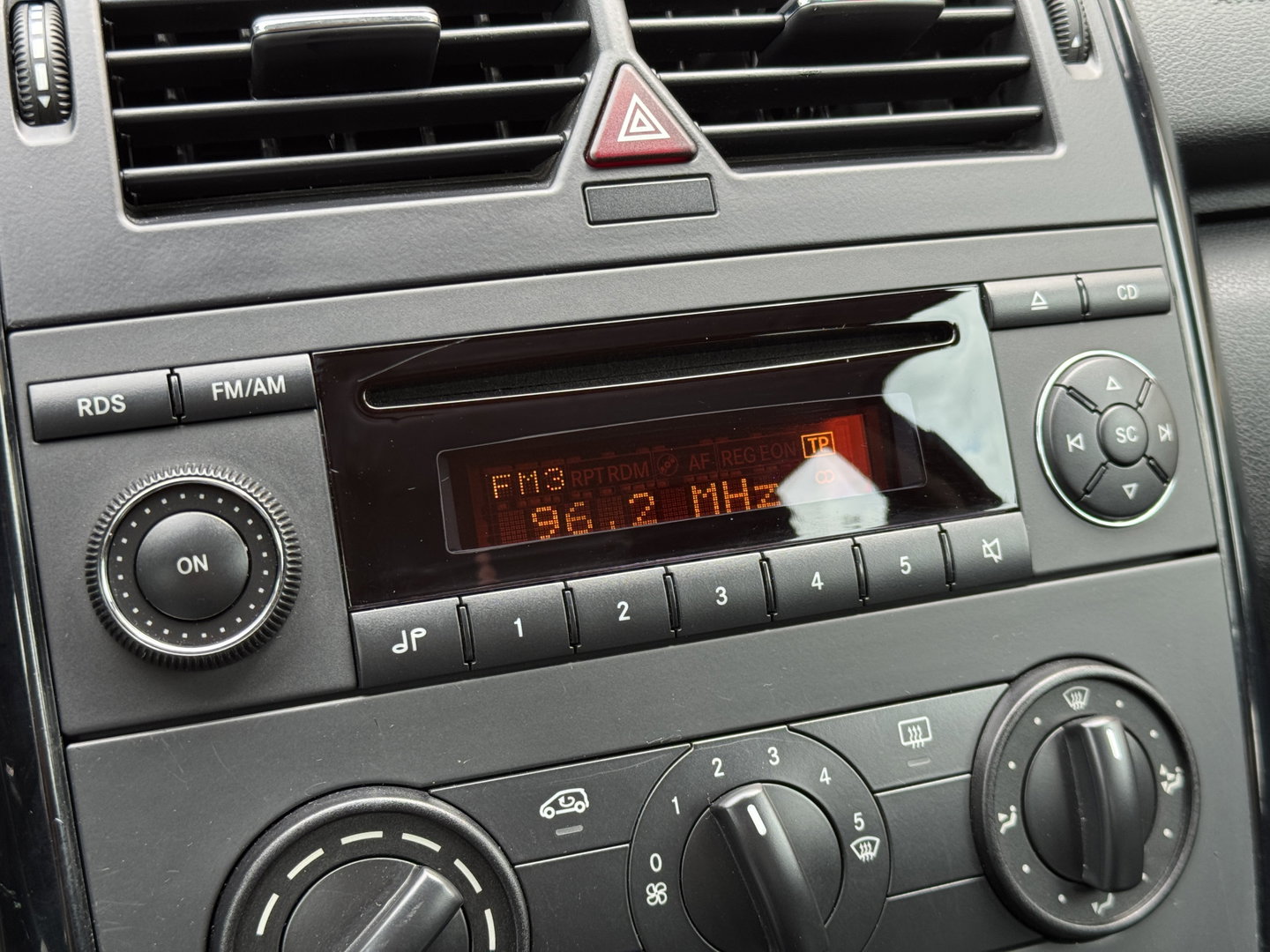 Mercedes-Benz A-Klasse 150 Classic | Origineel Nederlands | 2e Eigenaar | Stuurbekrachtiging | Centrale Deurvergrendeling | Elektrisch Verstelbare Spiegels | Radio |