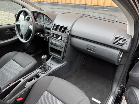 Mercedes-Benz A-Klasse 150 Classic | Origineel Nederlands | 2e Eigenaar | Stuurbekrachtiging | Centrale Deurvergrendeling | Elektrisch Verstelbare Spiegels | Radio |