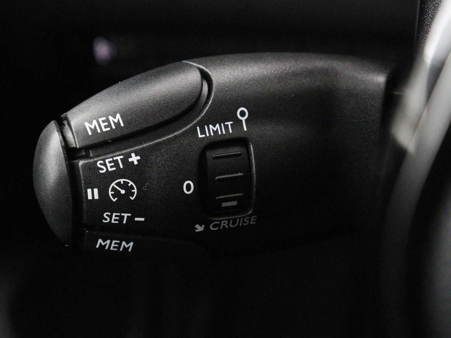 Peugeot 2008 1.2 Hybrid 136 Style | Automaat | Carplay | Climate control | Parkeerhulp | Full LED | Cruise control | Bluetooth