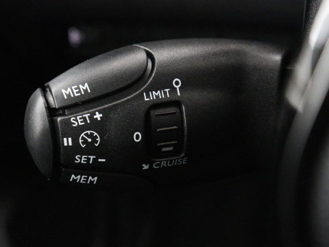 Peugeot 2008 1.2 Hybrid 136 Style | Automaat | Carplay | Climate control | Parkeerhulp | Full LED | Cruise control | Bluetooth