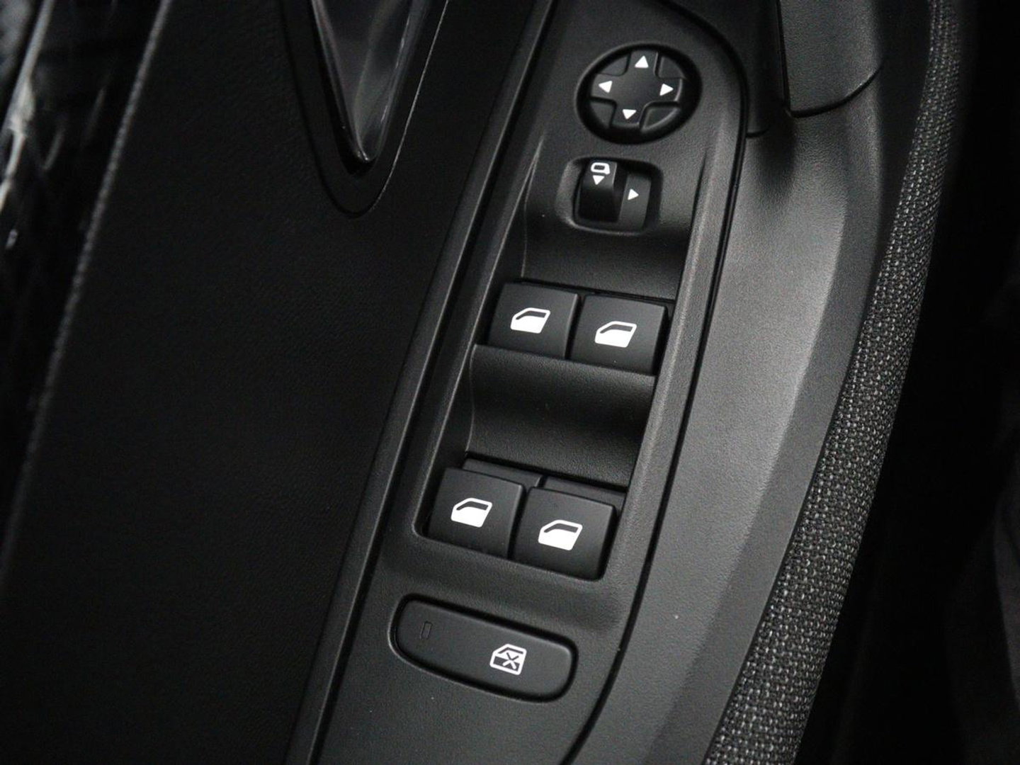 Peugeot 2008 1.2 Hybrid 136 Style | Automaat | Carplay | Climate control | Parkeerhulp | Full LED | Cruise control | Bluetooth