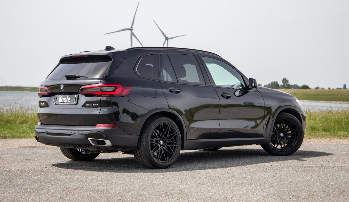 BMW X5 xDrive45e Executive CARPLAY / CAMERA / DEALER ONDERHOUDEN / LEER / STOELVERWARMING / BLACK ON BLACK