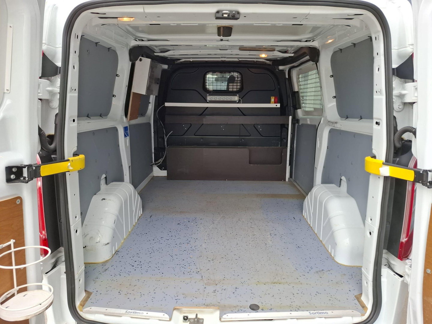Ford Transit Custom 340 2.0 TDCI L1H1 Ambiente AIRCO / CRUISE CONTROLE / 3 ZITS / TREKHAAK / EURO 6
