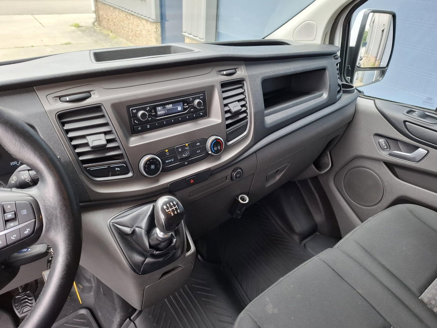 Ford Transit Custom 340 2.0 TDCI L1H1 Ambiente AIRCO / CRUISE CONTROLE / 3 ZITS / TREKHAAK / EURO 6