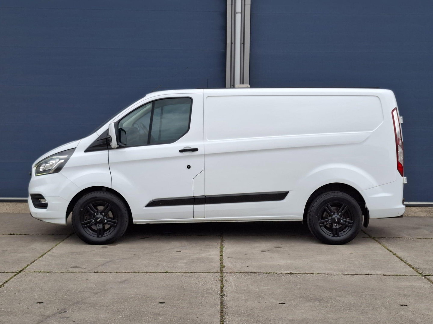 Ford Transit Custom 340 2.0 TDCI L1H1 Ambiente AIRCO / CRUISE CONTROLE / 3 ZITS / TREKHAAK / EURO 6