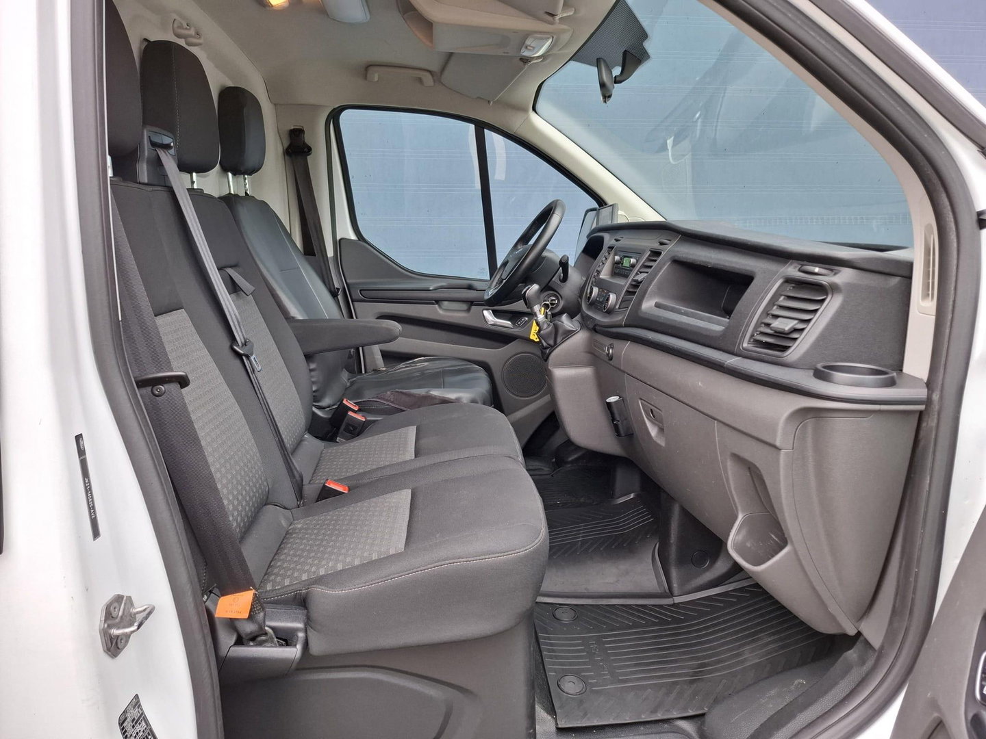 Ford Transit Custom 340 2.0 TDCI L1H1 Ambiente AIRCO / CRUISE CONTROLE / 3 ZITS / TREKHAAK / EURO 6