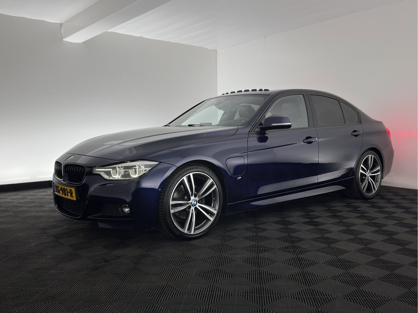 BMW 3-serie 330e Centennial High Executive M-Sportpack Aut. *PANO | HEAD-UP | LEATHER | FULL-LED | HEATED-SPORTSEATS | HIFI-SOUND | CAMERA | NAVI-FULLMAP | PRVACY-GLASS | SHIFTPADDLES | ECC | PDC | CRUISE | 19''ALU*
