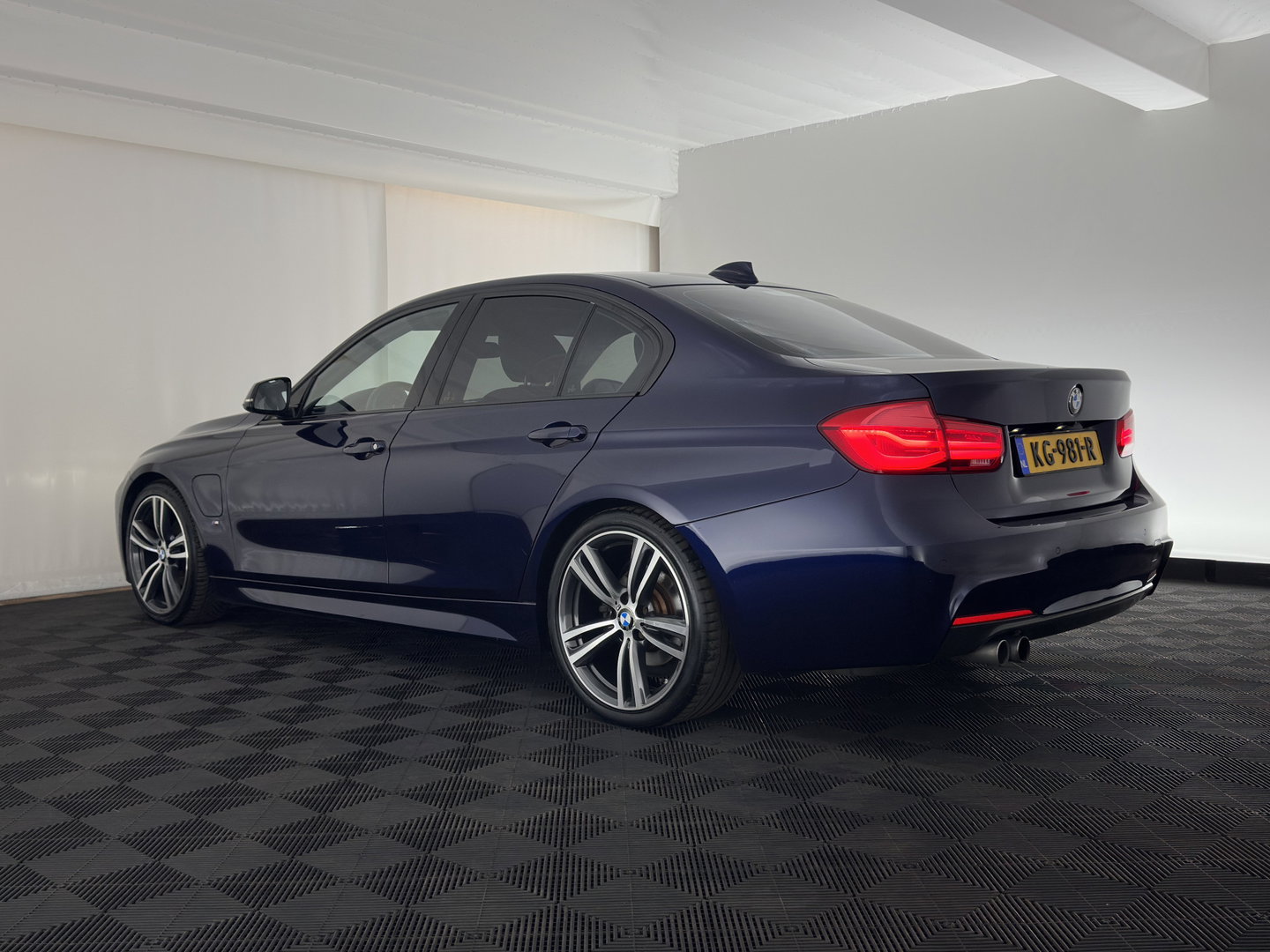 BMW 3-serie 330e Centennial High Executive M-Sportpack Aut. *PANO | HEAD-UP | LEATHER | FULL-LED | HEATED-SPORTSEATS | HIFI-SOUND | CAMERA | NAVI-FULLMAP | PRVACY-GLASS | SHIFTPADDLES | ECC | PDC | CRUISE | 19''ALU*