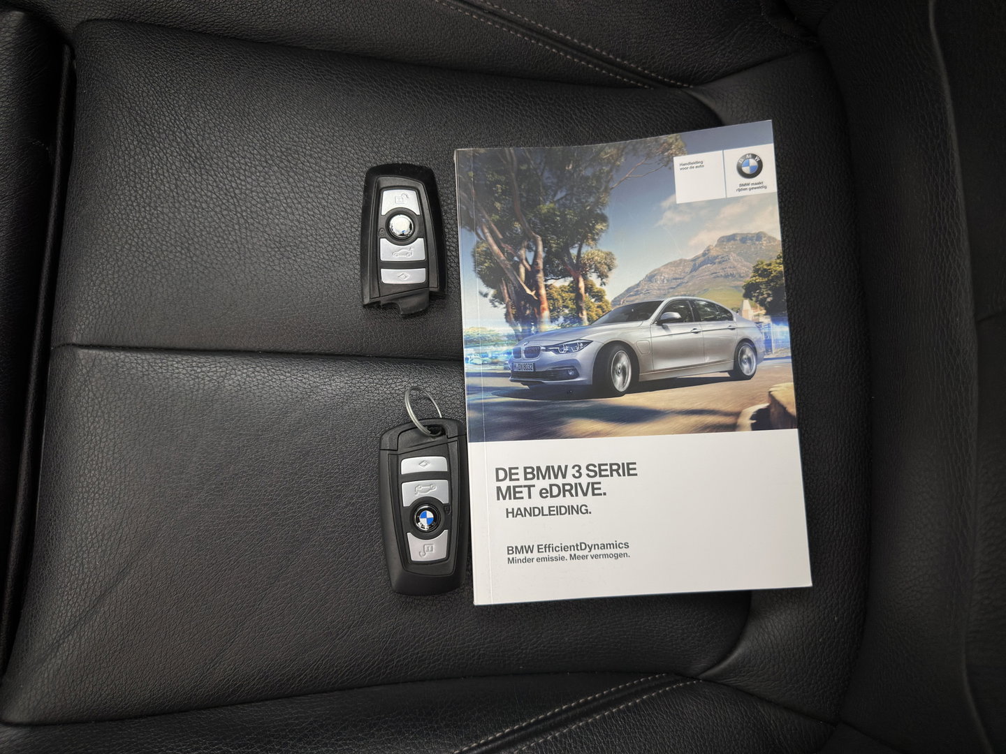 BMW 3-serie 330e Centennial High Executive M-Sportpack Aut. *PANO | HEAD-UP | LEATHER | FULL-LED | HEATED-SPORTSEATS | HIFI-SOUND | CAMERA | NAVI-FULLMAP | PRVACY-GLASS | SHIFTPADDLES | ECC | PDC | CRUISE | 19''ALU*
