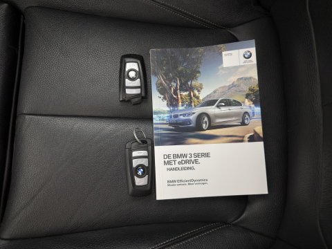 BMW 3-serie 330e Centennial High Executive M-Sportpack Aut. *PANO | HEAD-UP | LEATHER | FULL-LED | HEATED-SPORTSEATS | HIFI-SOUND | CAMERA | NAVI-FULLMAP | PRVACY-GLASS | SHIFTPADDLES | ECC | PDC | CRUISE | 19''ALU*