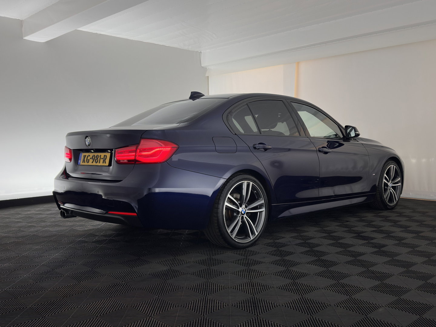 BMW 3-serie 330e Centennial High Executive M-Sportpack Aut. *PANO | HEAD-UP | LEATHER | FULL-LED | HEATED-SPORTSEATS | HIFI-SOUND | CAMERA | NAVI-FULLMAP | PRVACY-GLASS | SHIFTPADDLES | ECC | PDC | CRUISE | 19''ALU*