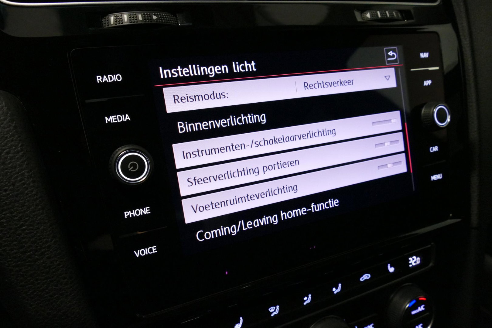 Volkswagen Golf 2.0 TSI GTI TCR / Akrapovic uitlaat / Panoramadak / Stoelverwarming / Apple Carplay - Android Auto / Ambienteverlichting / DCC / Climatronic / Adaptive Cruise Control / 18'' LMV / Digitaal instrumentenpaneel