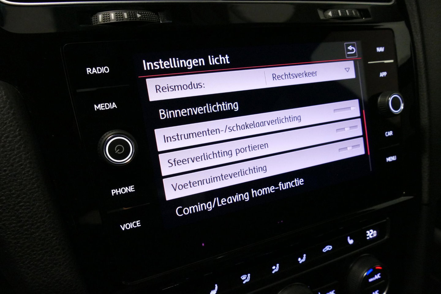 Volkswagen Golf 2.0 TSI GTI TCR / Akrapovic uitlaat / Panoramadak / Stoelverwarming / Apple Carplay - Android Auto / Ambienteverlichting / DCC / Climatronic / Adaptive Cruise Control / 18'' LMV / Digitaal instrumentenpaneel