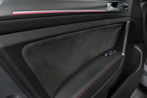 Volkswagen Golf 2.0 TSI GTI TCR / Akrapovic uitlaat / Panoramadak / Stoelverwarming / Apple Carplay - Android Auto / Ambienteverlichting / DCC / Climatronic / Adaptive Cruise Control / 18'' LMV / Digitaal instrumentenpaneel