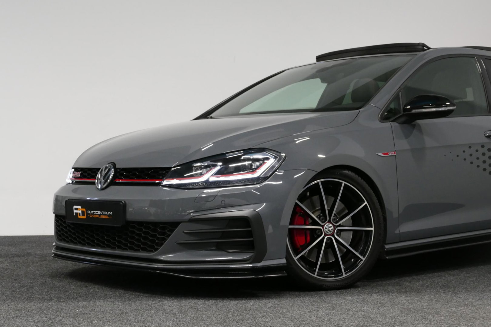Volkswagen Golf 2.0 TSI GTI TCR / Akrapovic uitlaat / Panoramadak / Stoelverwarming / Apple Carplay - Android Auto / Ambienteverlichting / DCC / Climatronic / Adaptive Cruise Control / 18'' LMV / Digitaal instrumentenpaneel