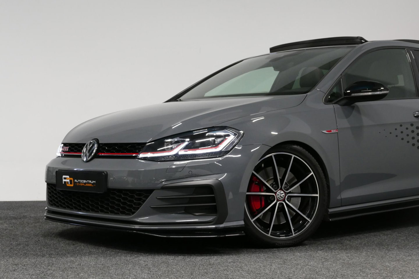 Volkswagen Golf 2.0 TSI GTI TCR / Akrapovic uitlaat / Panoramadak / Stoelverwarming / Apple Carplay - Android Auto / Ambienteverlichting / DCC / Climatronic / Adaptive Cruise Control / 18'' LMV / Digitaal instrumentenpaneel