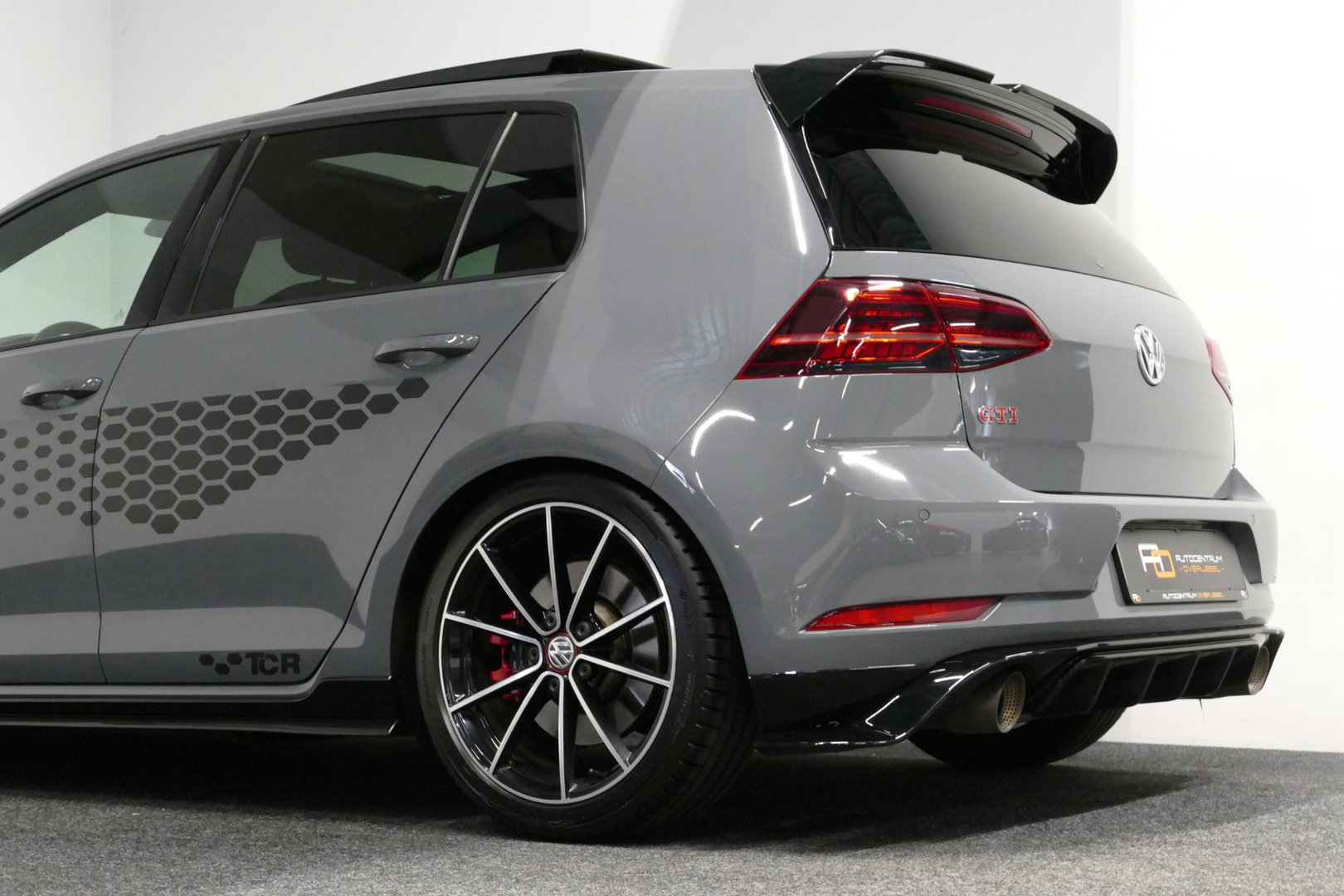 Volkswagen Golf 2.0 TSI GTI TCR / Akrapovic uitlaat / Panoramadak / Stoelverwarming / Apple Carplay - Android Auto / Ambienteverlichting / DCC / Climatronic / Adaptive Cruise Control / 18'' LMV / Digitaal instrumentenpaneel