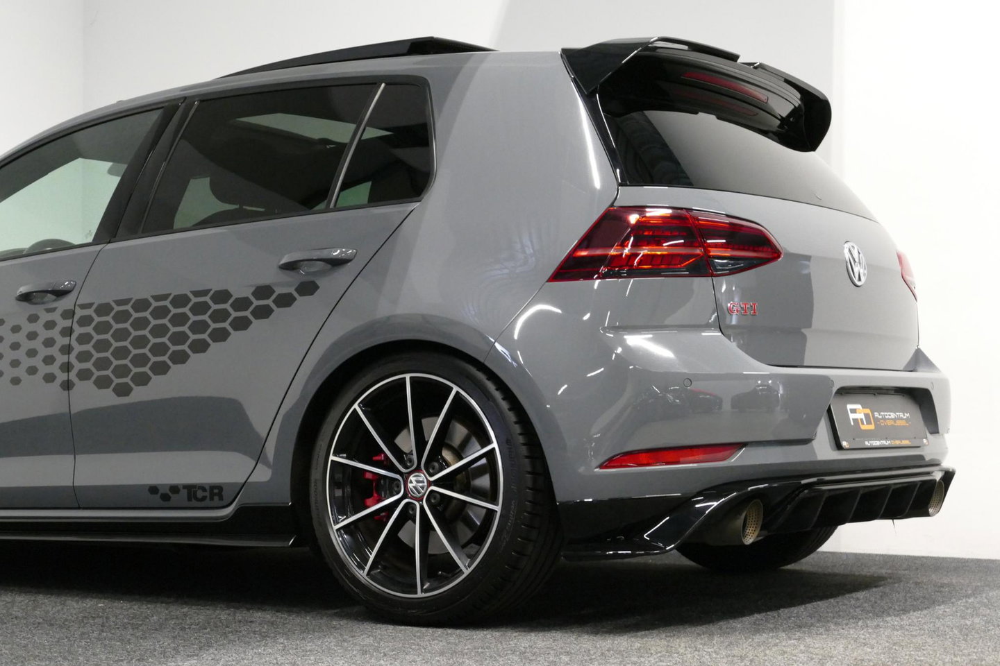 Volkswagen Golf 2.0 TSI GTI TCR / Akrapovic uitlaat / Panoramadak / Stoelverwarming / Apple Carplay - Android Auto / Ambienteverlichting / DCC / Climatronic / Adaptive Cruise Control / 18'' LMV / Digitaal instrumentenpaneel