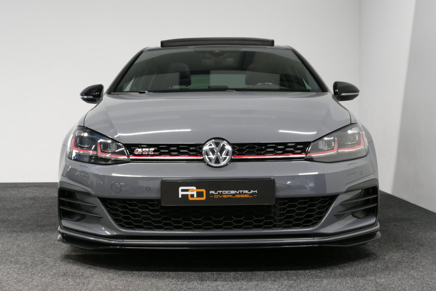Volkswagen Golf 2.0 TSI GTI TCR / Akrapovic uitlaat / Panoramadak / Stoelverwarming / Apple Carplay - Android Auto / Ambienteverlichting / DCC / Climatronic / Adaptive Cruise Control / 18'' LMV / Digitaal instrumentenpaneel