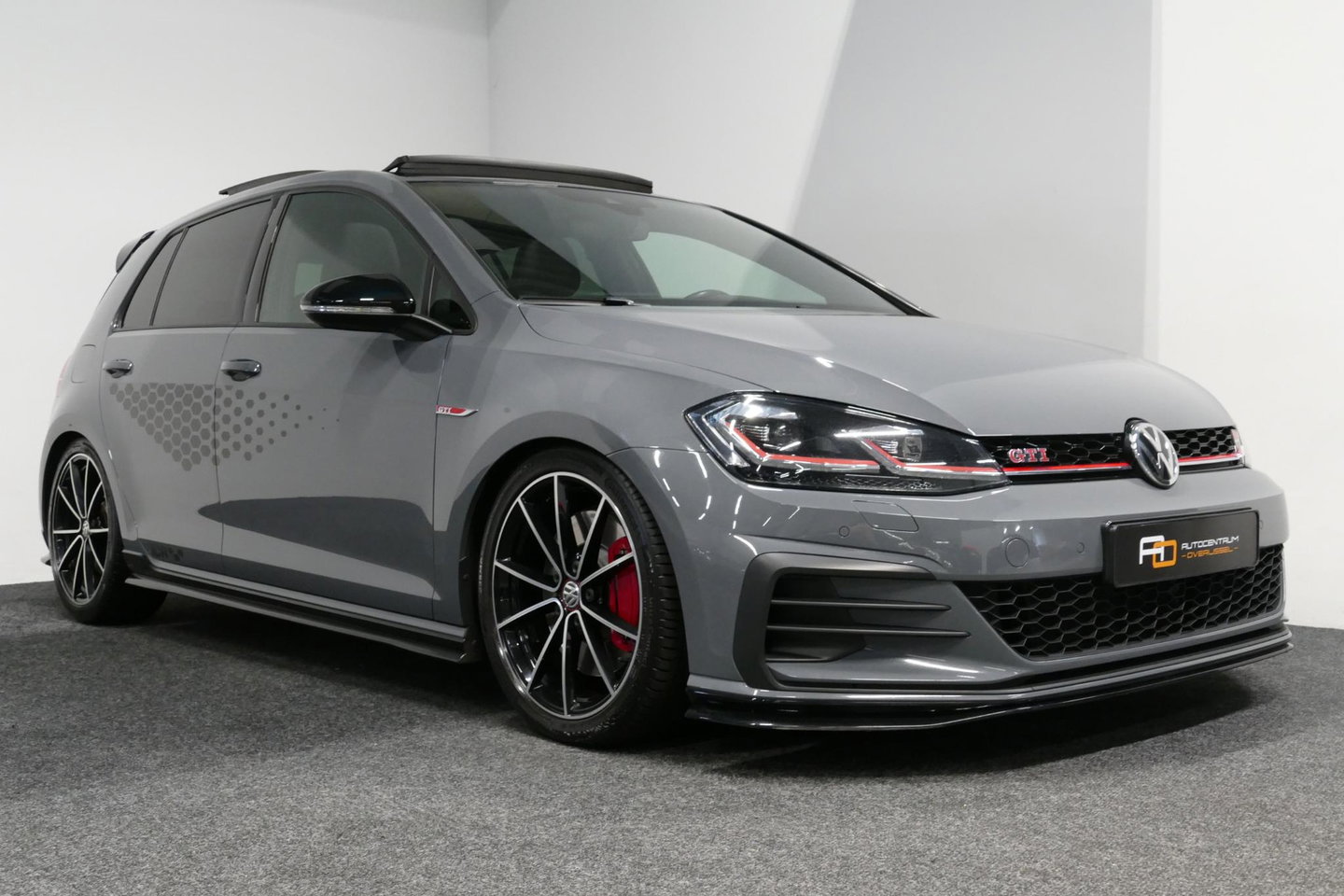 Volkswagen Golf 2.0 TSI GTI TCR / Akrapovic uitlaat / Panoramadak / Stoelverwarming / Apple Carplay - Android Auto / Ambienteverlichting / DCC / Climatronic / Adaptive Cruise Control / 18'' LMV / Digitaal instrumentenpaneel