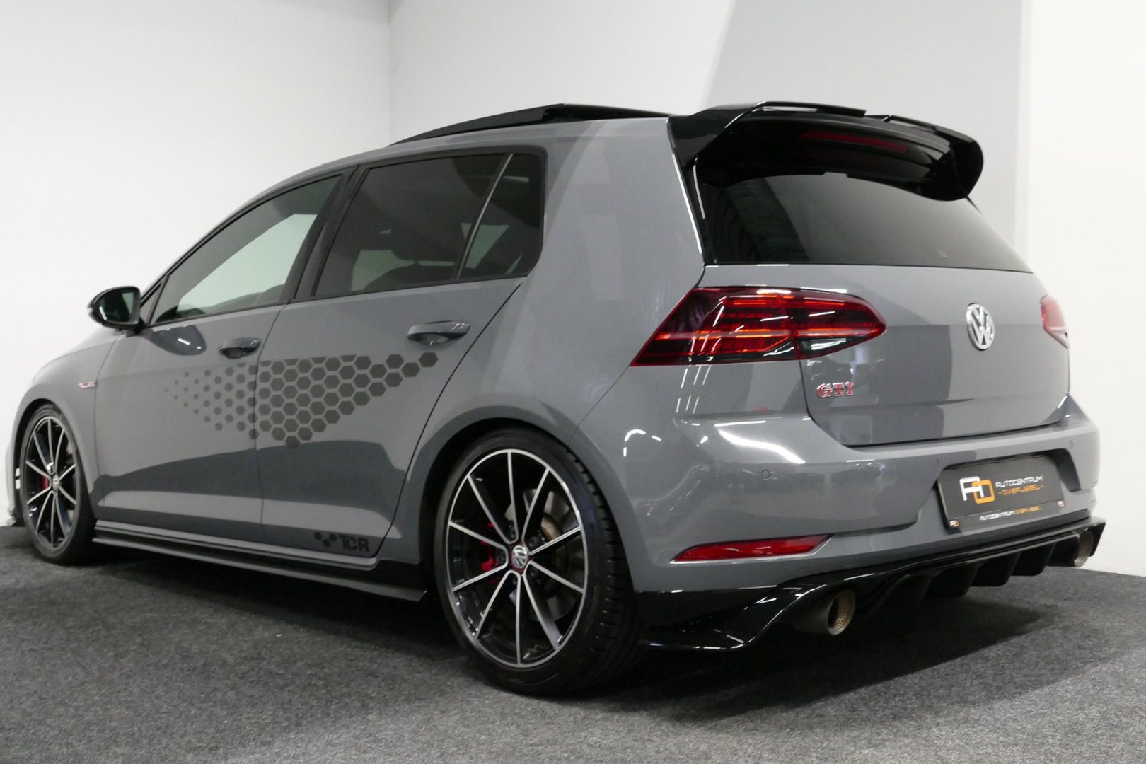 Volkswagen Golf 2.0 TSI GTI TCR / Akrapovic uitlaat / Panoramadak / Stoelverwarming / Apple Carplay - Android Auto / Ambienteverlichting / DCC / Climatronic / Adaptive Cruise Control / 18'' LMV / Digitaal instrumentenpaneel