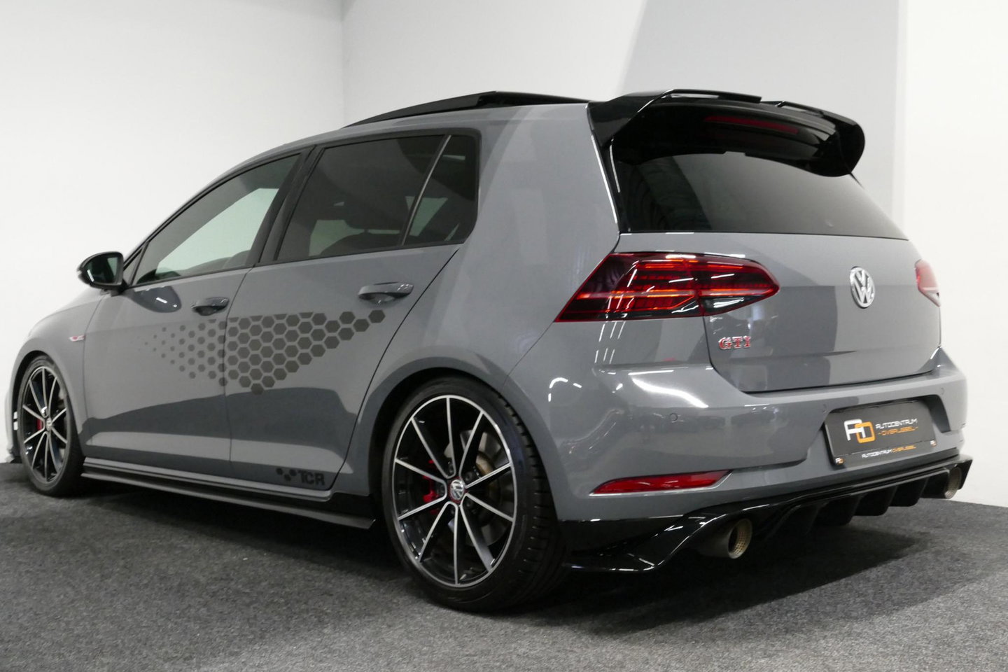 Volkswagen Golf 2.0 TSI GTI TCR / Akrapovic uitlaat / Panoramadak / Stoelverwarming / Apple Carplay - Android Auto / Ambienteverlichting / DCC / Climatronic / Adaptive Cruise Control / 18'' LMV / Digitaal instrumentenpaneel