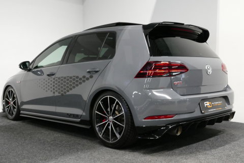 Volkswagen Golf 2.0 TSI GTI TCR / Akrapovic uitlaat / Panoramadak / Stoelverwarming / Apple Carplay - Android Auto / Ambienteverlichting / DCC / Climatronic / Adaptive Cruise Control / 18'' LMV / Digitaal instrumentenpaneel