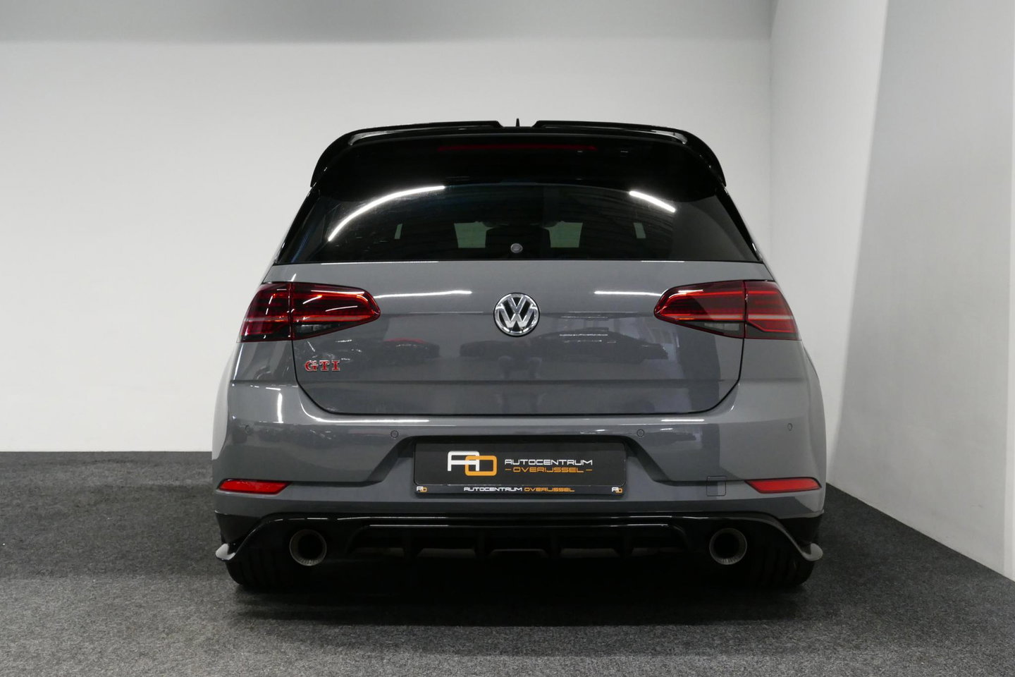 Volkswagen Golf 2.0 TSI GTI TCR / Akrapovic uitlaat / Panoramadak / Stoelverwarming / Apple Carplay - Android Auto / Ambienteverlichting / DCC / Climatronic / Adaptive Cruise Control / 18'' LMV / Digitaal instrumentenpaneel