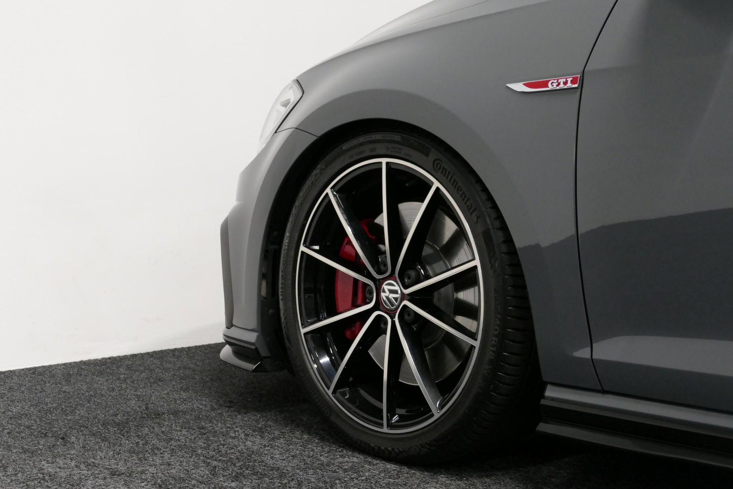 Volkswagen Golf 2.0 TSI GTI TCR / Akrapovic uitlaat / Panoramadak / Stoelverwarming / Apple Carplay - Android Auto / Ambienteverlichting / DCC / Climatronic / Adaptive Cruise Control / 18'' LMV / Digitaal instrumentenpaneel