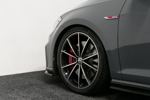 Volkswagen Golf 2.0 TSI GTI TCR / Akrapovic uitlaat / Panoramadak / Stoelverwarming / Apple Carplay - Android Auto / Ambienteverlichting / DCC / Climatronic / Adaptive Cruise Control / 18'' LMV / Digitaal instrumentenpaneel