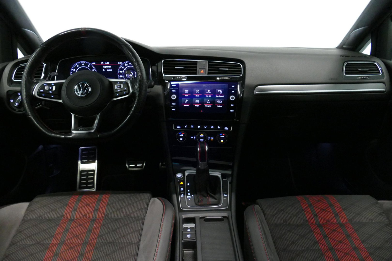 Volkswagen Golf 2.0 TSI GTI TCR / Akrapovic uitlaat / Panoramadak / Stoelverwarming / Apple Carplay - Android Auto / Ambienteverlichting / DCC / Climatronic / Adaptive Cruise Control / 18'' LMV / Digitaal instrumentenpaneel