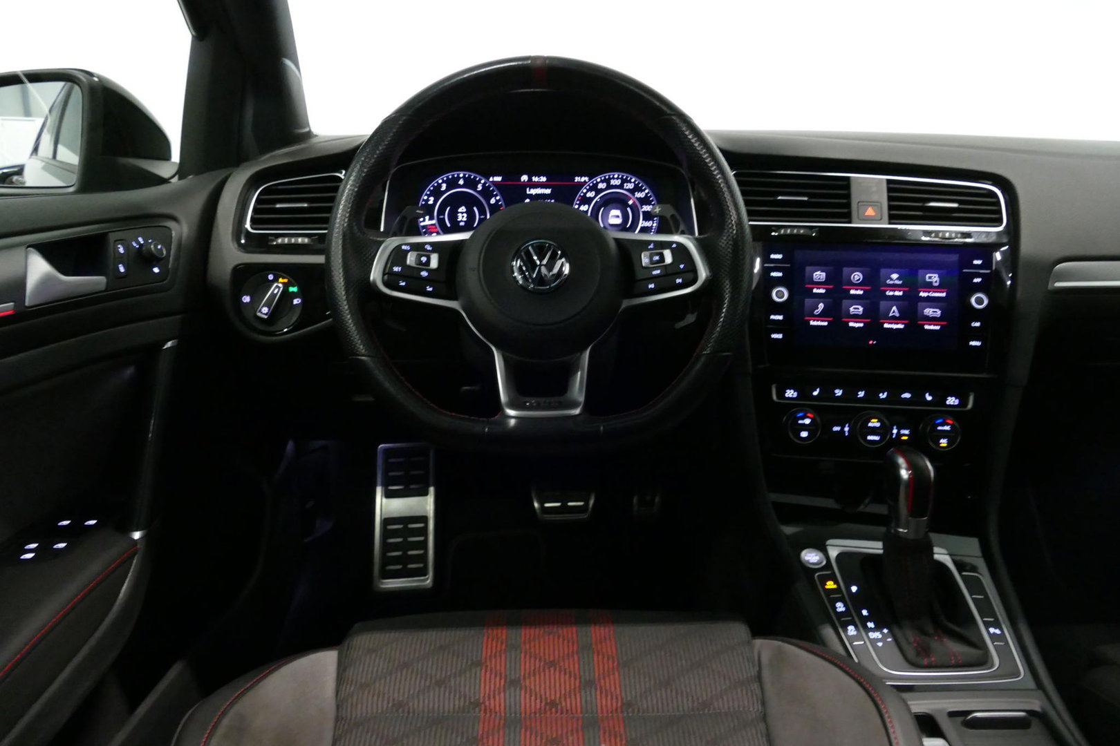 Volkswagen Golf 2.0 TSI GTI TCR / Akrapovic uitlaat / Panoramadak / Stoelverwarming / Apple Carplay - Android Auto / Ambienteverlichting / DCC / Climatronic / Adaptive Cruise Control / 18'' LMV / Digitaal instrumentenpaneel