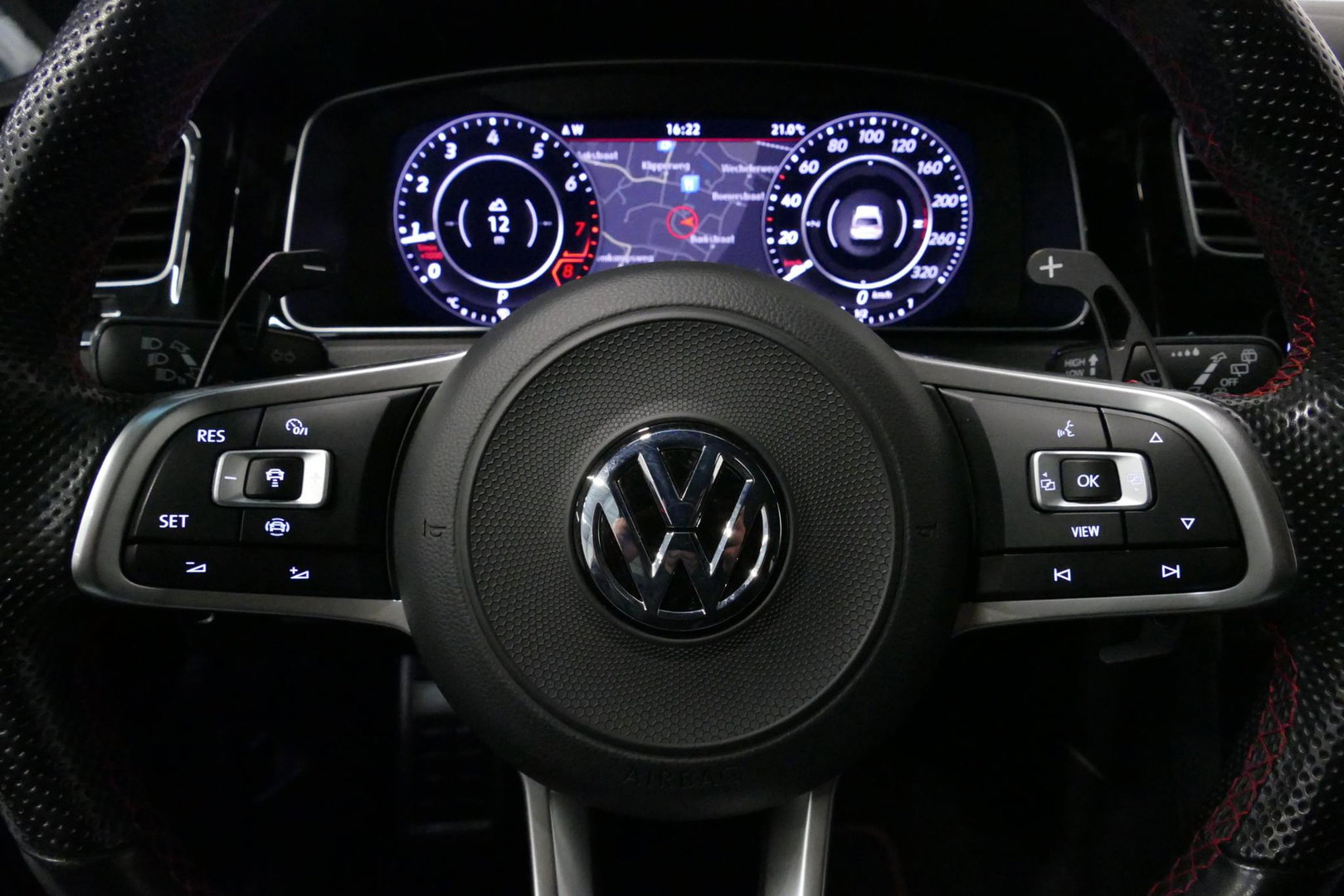 Volkswagen Golf 2.0 TSI GTI TCR / Akrapovic uitlaat / Panoramadak / Stoelverwarming / Apple Carplay - Android Auto / Ambienteverlichting / DCC / Climatronic / Adaptive Cruise Control / 18'' LMV / Digitaal instrumentenpaneel