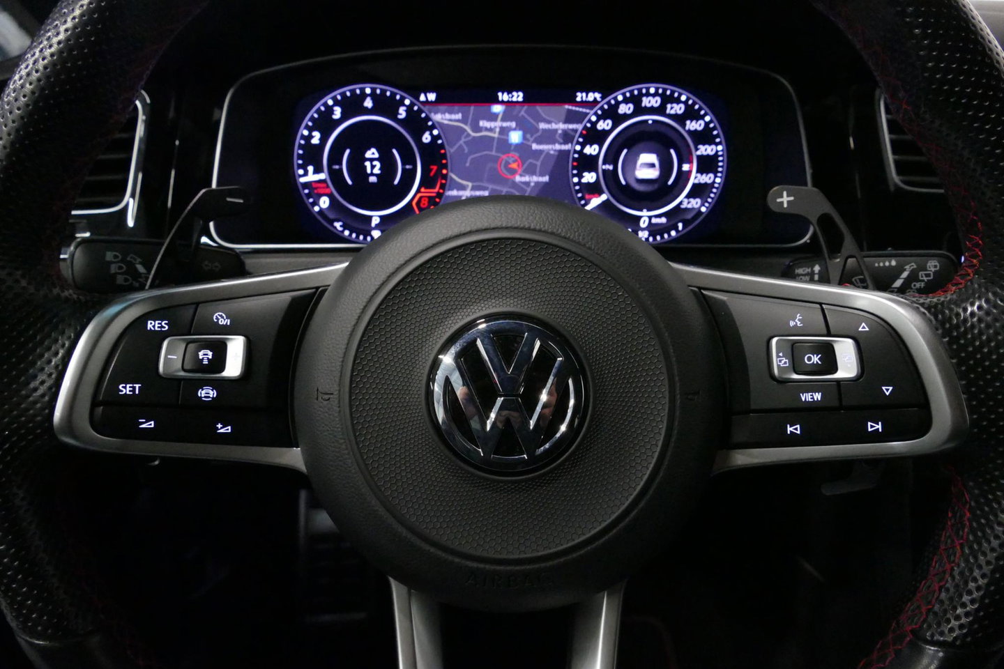 Volkswagen Golf 2.0 TSI GTI TCR / Akrapovic uitlaat / Panoramadak / Stoelverwarming / Apple Carplay - Android Auto / Ambienteverlichting / DCC / Climatronic / Adaptive Cruise Control / 18'' LMV / Digitaal instrumentenpaneel