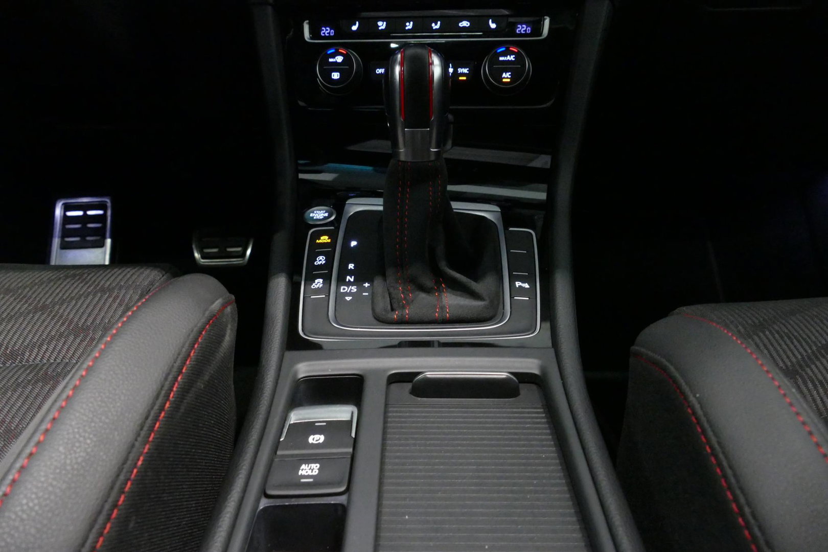 Volkswagen Golf 2.0 TSI GTI TCR / Akrapovic uitlaat / Panoramadak / Stoelverwarming / Apple Carplay - Android Auto / Ambienteverlichting / DCC / Climatronic / Adaptive Cruise Control / 18'' LMV / Digitaal instrumentenpaneel