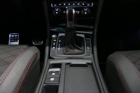 Volkswagen Golf 2.0 TSI GTI TCR / Akrapovic uitlaat / Panoramadak / Stoelverwarming / Apple Carplay - Android Auto / Ambienteverlichting / DCC / Climatronic / Adaptive Cruise Control / 18'' LMV / Digitaal instrumentenpaneel