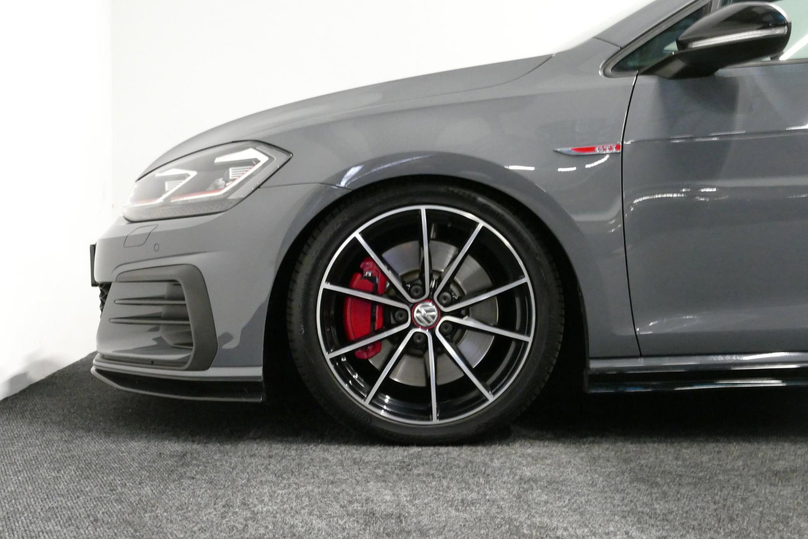 Volkswagen Golf 2.0 TSI GTI TCR / Akrapovic uitlaat / Panoramadak / Stoelverwarming / Apple Carplay - Android Auto / Ambienteverlichting / DCC / Climatronic / Adaptive Cruise Control / 18'' LMV / Digitaal instrumentenpaneel
