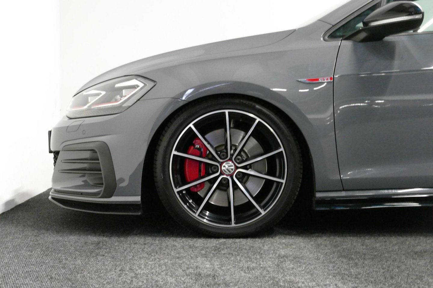 Volkswagen Golf 2.0 TSI GTI TCR / Akrapovic uitlaat / Panoramadak / Stoelverwarming / Apple Carplay - Android Auto / Ambienteverlichting / DCC / Climatronic / Adaptive Cruise Control / 18'' LMV / Digitaal instrumentenpaneel